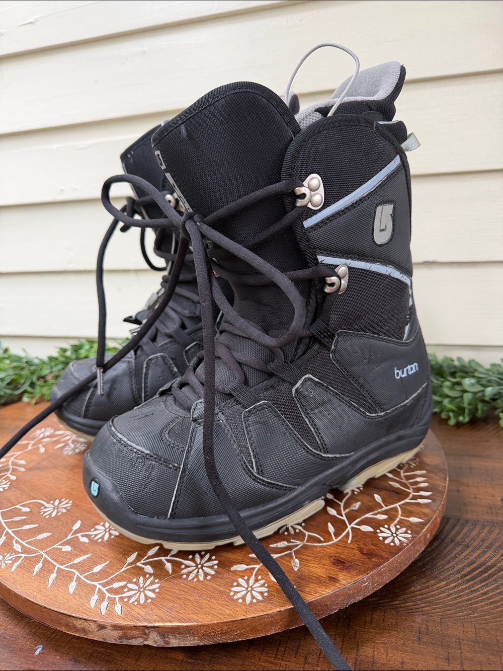 Burton Woman’s Moto Snow Boots Size 9.